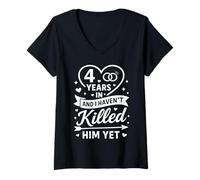 Mujer 4 Years in and I Haven't Killed Him Yet Cute 4th Anniversary Camiseta Cuello V
