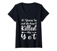 Mujer 40 Years In and She Hasn't Killed Me Yet 40th Anniversary Camiseta Cuello V