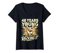 Mujer 46 Years and Still Rocking 46 años cumpleaños de 46 años Camiseta Cuello V