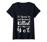 Mujer 50 Years In and She Hasn't Killed Me Yet 50th Anniversary Camiseta Cuello V
