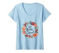 Mujer 82 Years Loved 82th Birthday Floral Wreath Loved for Women Camiseta Cuello V