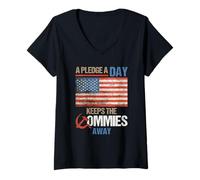 Mujer A Pledge A Day Keep The Commies Away Camisa de la Bandera Estadounidense Camiseta Cuello V