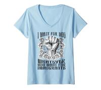 Mujer America Inmigrant Fist Quiere para ti Anti racista Floral Camiseta Cuello V