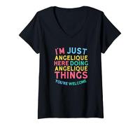 Mujer Angelique está aquí Haciendo Cosas Divertidas de Angelique Nombre de Angelique Camiseta Cuello V