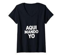 Mujer Aqui Mando Yo Divertido Dicho español Envejecido Camiseta Cuello V