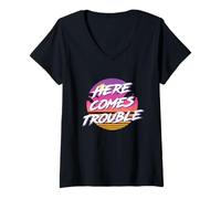 Mujer Aquí viene Trouble 1980s Style Colorful Casual Rad Camiseta Cuello V
