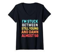 Mujer Atrapado entre todavía joven y casi 50 - Humor divertido de mediana edad Camiseta Cuello V