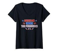 Mujer Atrápame bajo fuegos artificiales 4 de julio bandera estadounidense patriótica Camiseta Cuello V