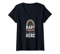 Mujer Baby Penelope Is Almost Here - Anuncio de Embarazo Boho Camiseta Cuello V
