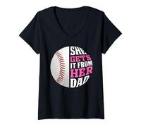 Mujer Baseball Saying She Gets It from Her Dad Funny Baseball Dad Camiseta Cuello V