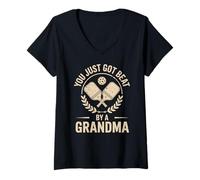 Mujer Beat by A Grandma, Divertido Jugador de Pickleball, Dink Kitchen Camiseta Cuello V