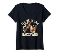 Mujer Bebida Divertida Voy a Estar en el Patio Trasero Whisky Cigar Camiseta Cuello V