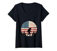 Mujer Bigfoot celebra bajo el 4 de julio fuegos artificiales y bandera de Estados Unidos Camiseta Cuello V