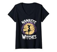 Mujer Bruja de yoga Namaste en pose sobre una escoba de bruja Camiseta Cuello V