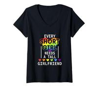 Mujer Cada chica baja necesita una novia alta Lesbianas Pareja Orgullo Camiseta Cuello V