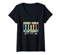 Mujer Cada niño es Diferente, Pero no Menos para un educador de SpEd Camiseta Cuello V