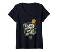 Mujer Caminando por la fe tropezando constantemente Biblia cristiana Camiseta Cuello V