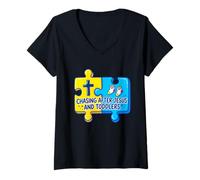 Mujer Chasing After Jesus and Toddler Puzzle Piece Camiseta Cuello V