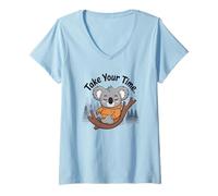 Mujer Chill Koala descansando en sudadera con capucha entre pinos del bosque Camiseta Cuello V