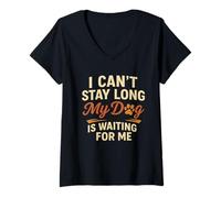 Mujer Cita divertida de mascotas "I Can't Stay Long My Dog Is Waiting" Camiseta Cuello V