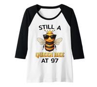 Mujer Cita divertida de «Todavía una abeja reina cumple 97 años» para mujer Camiseta Manga Raglan