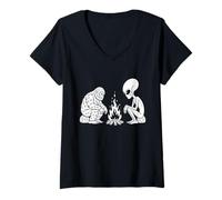 Mujer Cool Bigfoot y Alien Claus sentados Junto a una Hoguera Camiseta Cuello V