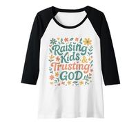 Mujer Criar niños y confiar en Dios Familia cristiana Mamá y papá Camiseta Manga Raglan