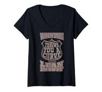 Mujer Cuando la vida te lanza una curva, inclínate en ella US Highway Sign Camiseta Cuello V