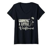 Mujer Cultivando una pequeña Madre de Flores Silvestres para ser Embarazada Arte Camiseta Cuello V