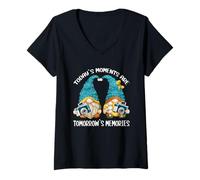 Mujer Cute Traveling Gnomies For Photography Lovers with Memories Camiseta Cuello V