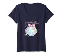Mujer Día de la Tierra Treat Her Right Coquette Pink Bow Wrapped World Camiseta Cuello V
