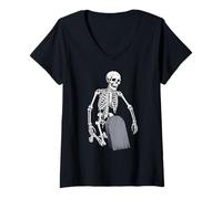 Mujer Dinosaur Skeleton in Haunted Forest Fantasy Illustration Camiseta Cuello V