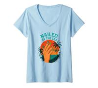 Mujer Diseño de uñas Nailed by the Sea Tropical Beach para verano Camiseta Cuello V