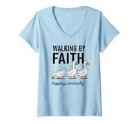 Mujer Divertida Cita de fe de Pato, Caminando por la fe Tropezando constantemente Camiseta Cuello V