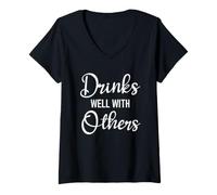 Mujer Drinks Well with Others Womens Funny Drinking Sayings Couple Camiseta Cuello V