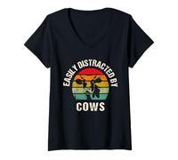 Mujer Easily Distracted by Cows Funny Farmer Meme Cow Cattle Lover Camiseta Cuello V