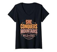 Mujer Ella Conquista montañas Tipografía de Senderismo Salvaje y Libre Camiseta Cuello V