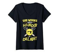 Mujer Ella Trabaja con Sus Manos encantada. Camiseta Cuello V