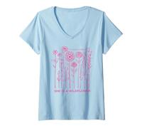 Mujer En un campo de rosas ella es una mujer botánica boho de flores silvestres Camiseta Cuello V