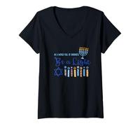 Mujer En un Mundo Lleno de Oscuridad, sé una luz Hanukkah Menorah Camiseta Cuello V