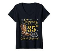 Mujer Entrando en mi 35 cumpleaños con mis botas en el suelo Camiseta Cuello V