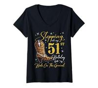 Mujer Entrando en mi 51 cumpleaños con mis botas en el suelo Camiseta Cuello V