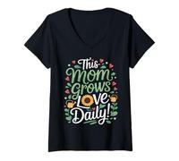 Mujer Esta mamá crece el amor diariamente conmovedor para madres amorosas Camiseta Cuello V