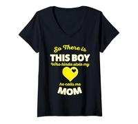 Mujer Este chico me robó el corazón, me llama mamá, lindo corazón amarillo Camiseta Cuello V
