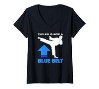 Mujer Este niño es Ahora un niño de Artes Marciales de Karate con cinturón Azul Camiseta Cuello V