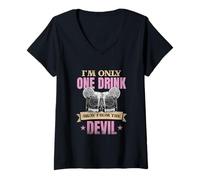 Mujer Estoy a solo una bebida lejos del diablo-occidental-Bebida-Whisky Camiseta Cuello V