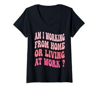 Mujer ¿Estoy trabajando desde casa o viviendo en el trabajo? Camiseta Cuello V