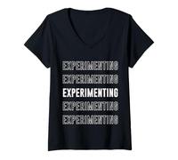 Mujer Experimentando Camiseta Cuello V
