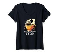 Mujer Fueled By Coffee & Cryptids Bigfoot Design Camiseta Cuello V