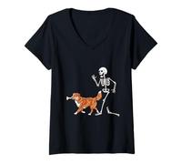 Mujer Funny Halloween Nova Scotia Retriever and Skeleton Camiseta Cuello V